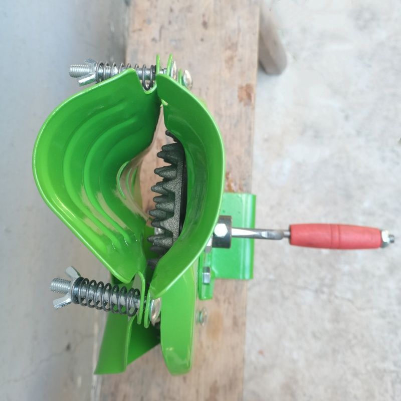 Agriculture Farming Tool - Hand Crank Corn Thresher Mini Manual